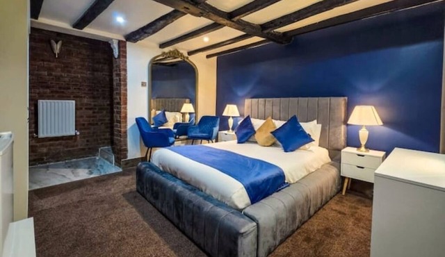 The Courtyard lodge Room 6