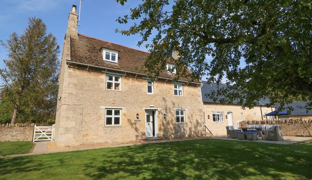 THE CROFT FARM, pet friendly, luxury holiday cottage in Wansford