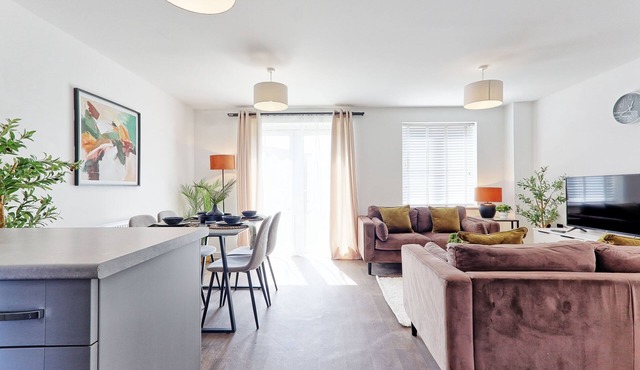 The Fox Den - Chelmsford CM1 3-bed Stay