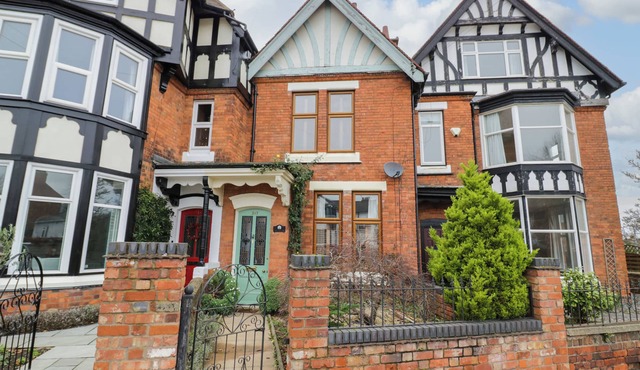 THE GABLES, pet friendly, character holiday cottage in Rugby
