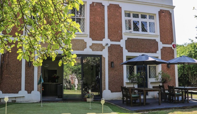 THE HIDEAWAY, family friendly, character holiday cottage in Hove