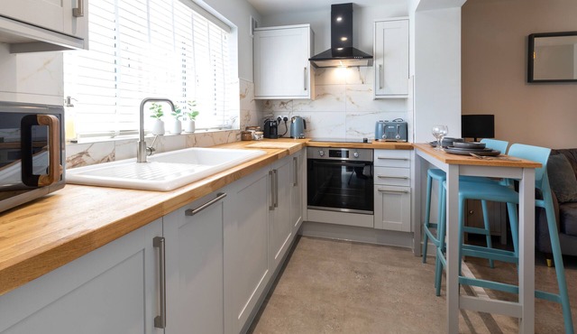 The Hideout- Cosy apartment with free parking