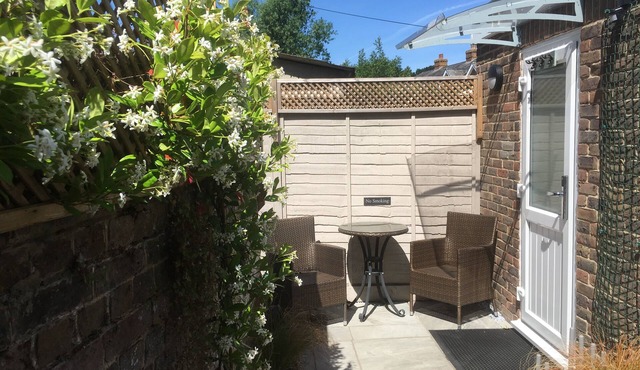 The Lodge - Innovative detached studio with air conditioning in Midhurst