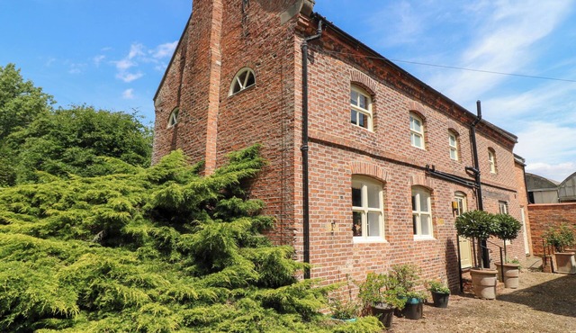 THE OLD BARN, pet friendly, character holiday cottage in Glentham