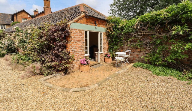 THE OLD MOWER SHED, with a garden in Knipton