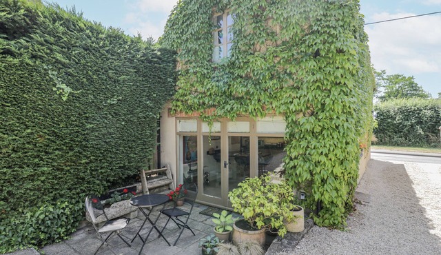 THE OLD READING ROOM, romantic, with open fire in Bledington