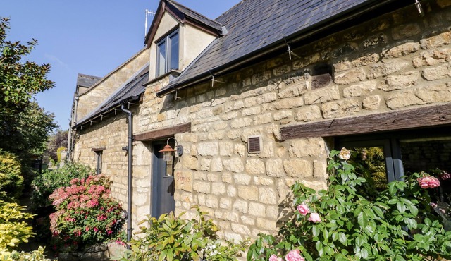 THE OLD STABLES, pet friendly, with open fire in Chipping Campden