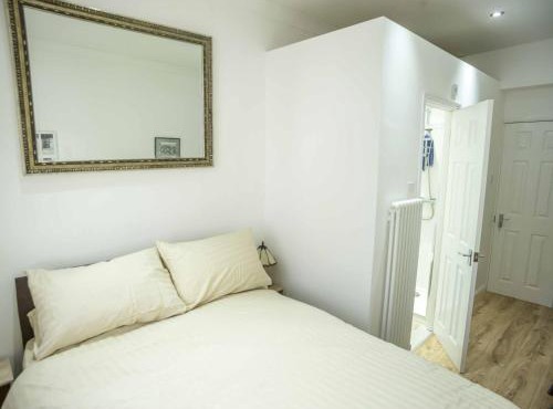 The Ploughman's Rest - Boutique Homestay - Private Double En-Suite near Beach