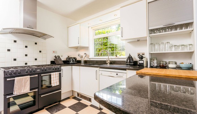 The Queen Edith Place - Lovely 6BDR Home in Secluded Neighbourhood