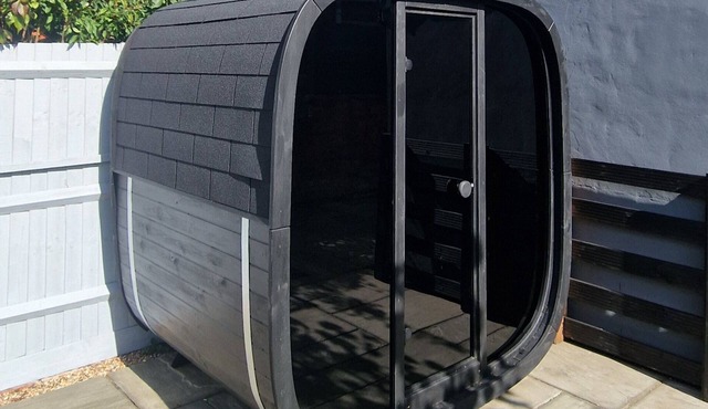 The Railway Inn MK | Sauna & Jacuzzi | Family & Pet-Friendly | Sleeps upto 8