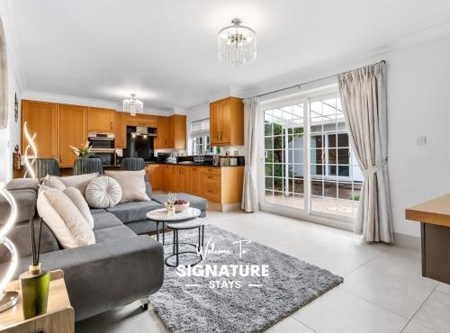 The Ridge Residence - Luxury 4 Bed Near Warner Bro Studios With Parking