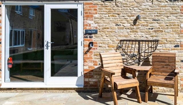 The Sett: cosy riverside home