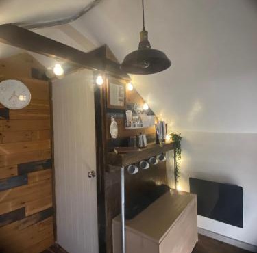 The Stable Annexe with hot tub & horses