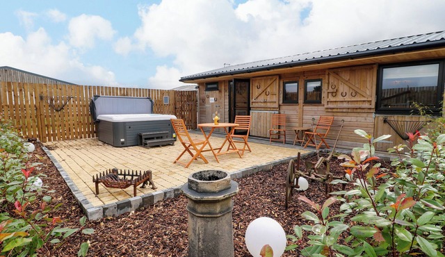 THE STABLE, romantic, character holiday cottage in Church Broughton