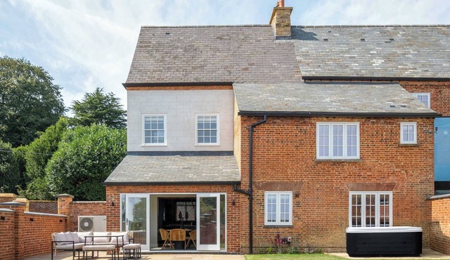 The Talbot – Exclusive Home with Hot Tub