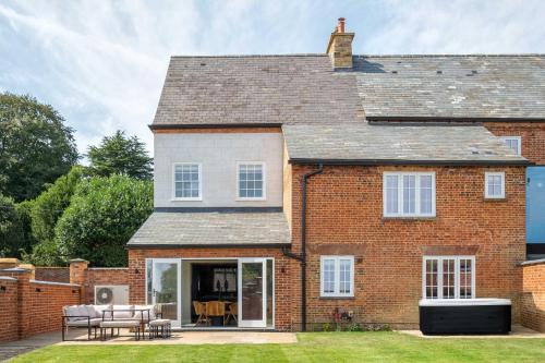 The Talbot - Exclusive Home with Hot Tub