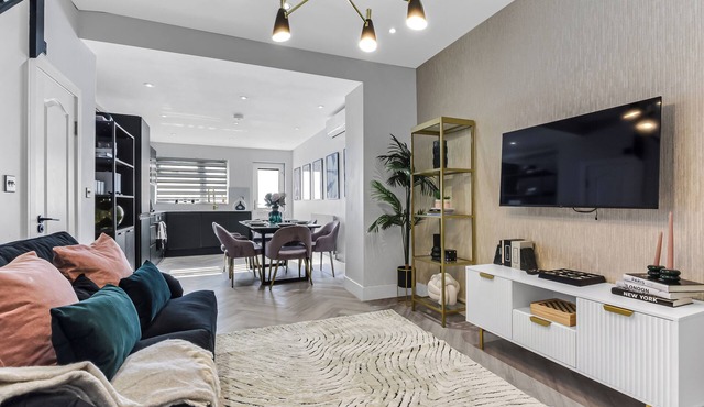 The Ultimate Hangout: 4BR Modern House with Garden