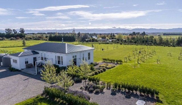 The White House | Countryside Villa with Outdoor Spa Bath & Stargazing Deck
