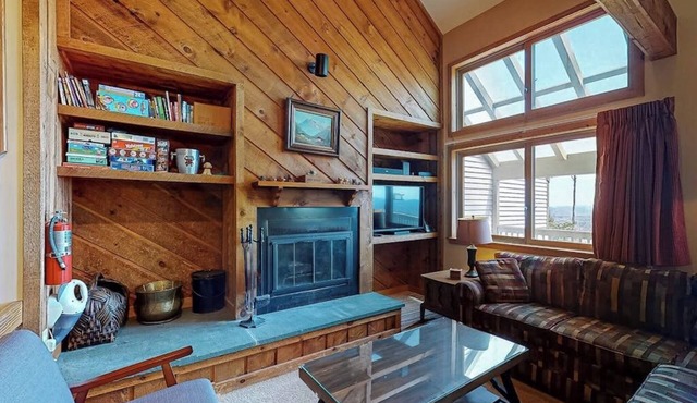 Three-level ski-in/out condo with sauna, washer/dryer & mountain view