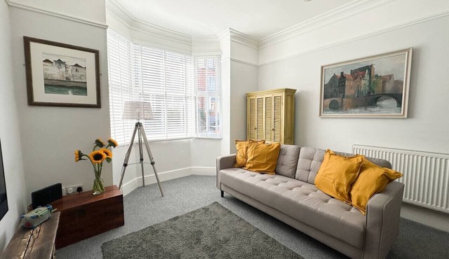 Three-storey Sherwood gem with spa bathroom and private backyard