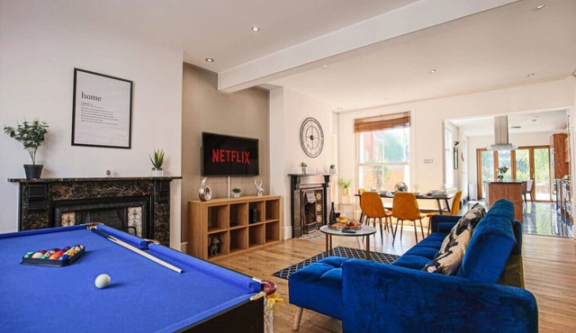 Thrift House Central Location Pool Table Free Parking Smart TV Fast WiFi Yoko Property