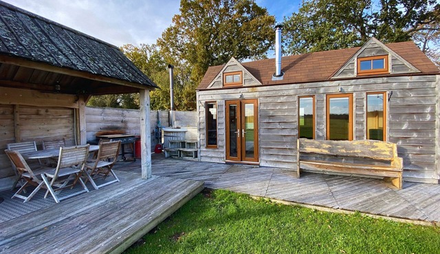 Tinywood Three, dog friendly with hot tub, sleeps up to eight people in Warwick