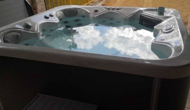 Tonys Lodge. Mountain cabin, Close to trails for great relaxation