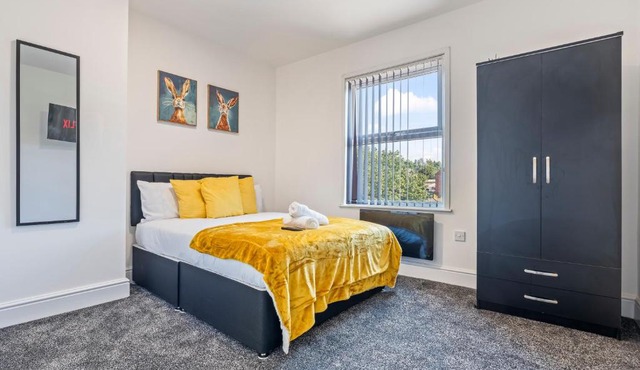 Top Floor Studio Apartment E with Skylight & Fast WiFi in Ilkeston