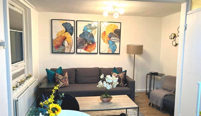 Tottenham Hale N17 - Urban Chic 4Bedroom/2Bathroom Duplex Flat with FREE WIFI & Parking