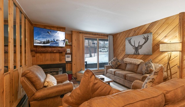 Trails End Starry Night Condo: Downtown Breck, Ski In/Out