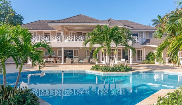 Tranquil haven, beachfront, pool & tennis court