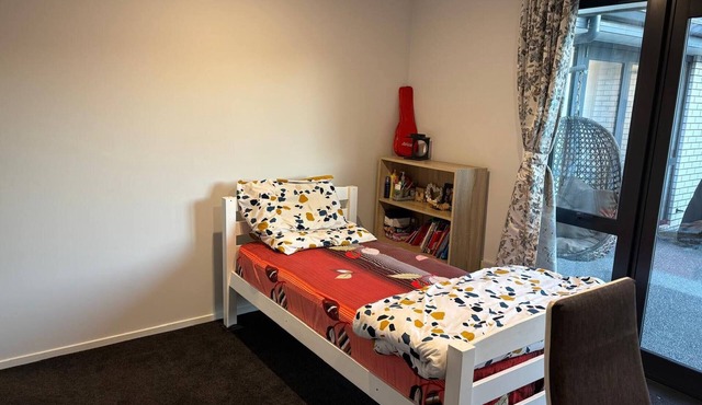 Tranquil Retreat, Cozy Single Room with Private Facilities in Halswell