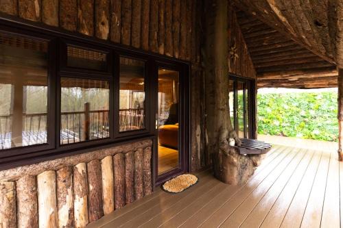 Tree House - Luxury Riverside Escape!