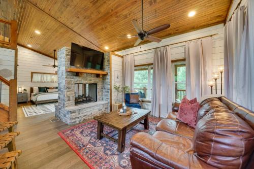 Tree-Lined Broken Bow Studio Cabin w/Hot Tub!