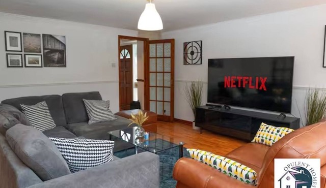 Tremendous 7-bedroom house in Reading perfect for family getaways