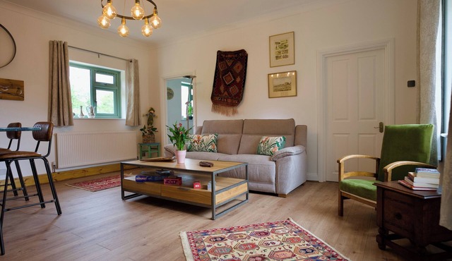 Tring Grange Cottage, Sleeps 2 with Onsite Parking