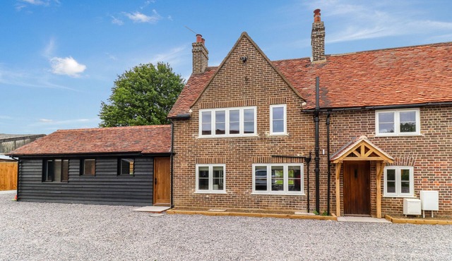 TUFFS FARM, pet friendly, character holiday cottage in Chipperfield