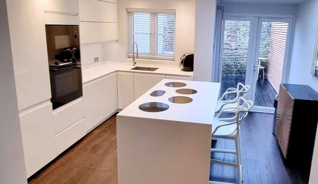 Two-Bedroom House with Private Bathroom