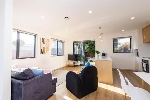 Two Houses in Price of One Dickson Big Stay!