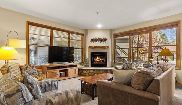 Upgraded Property - Walk to Lifts & Town Hot Tub 5-Star Host Cozy Winter Nights