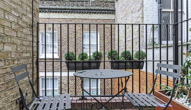 Upscale 3-BR Haven in High-end and Trendy Location