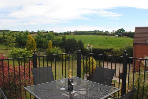 UPSIDE DOWN HOUSE - Sleeps up to 6 Guests - 2 Bathrooms,Great for Family and Friends Gatherings, Corporate events,Near Sherwood Forest at Fairview Farm in Nottingham set in 88 acres