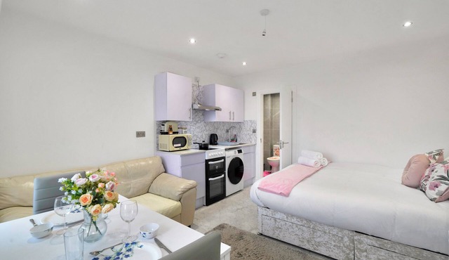 Uxbridge Studio – Private Driveway Parking