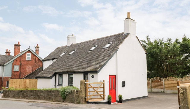VALLEY VIEW, pet friendly, luxury holiday cottage in Ashbourne