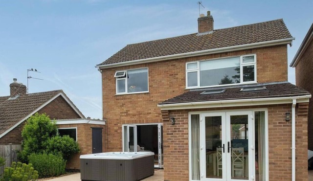 Vanessa`s Haven - with hot tub and free parking!