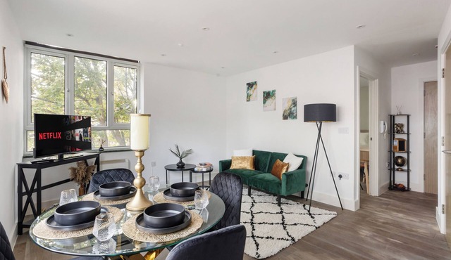 Vibrant city centre apartment stay- stylish home from home