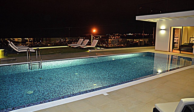 VILA PARAÍSO - VACATION VILLA FOR 8, HEATED POOL, 1 CAR AVAILABLE