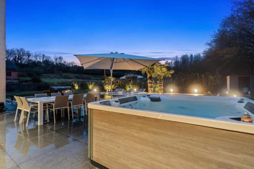 Villa Baloo with pool and hot tub