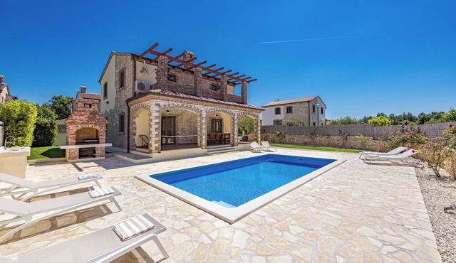 Villa Brioni private pool, parking, AC, WiFi, 4 bedrooms by Rentistra
