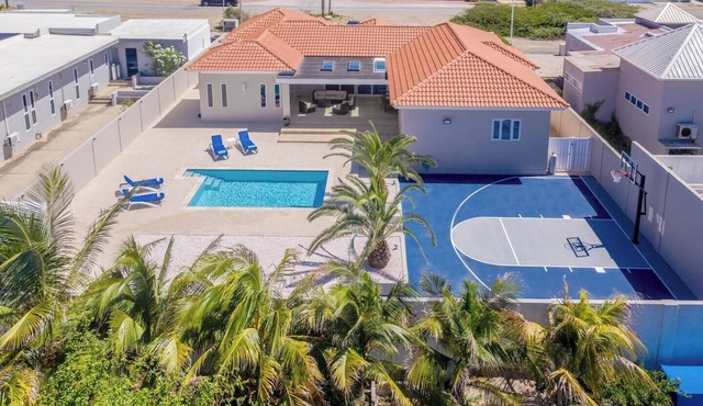 Villa Camila | Pool & Basketball Court by Lucha